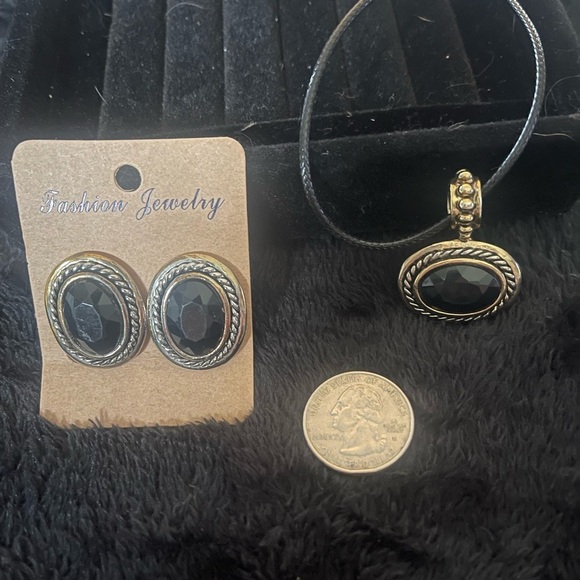 Vintage Classic Black and Gold Set with clip-on earrings and matching pendant - Picture 2 of 6